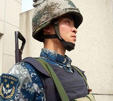 男子吸毒致幻持菜刀闯军营抢枪 被执勤战士拿