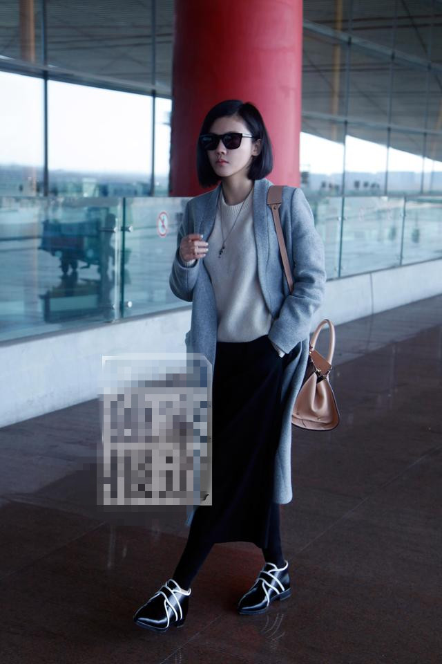 杨子姗首秀纽约时装周 清爽街拍造型现身机场