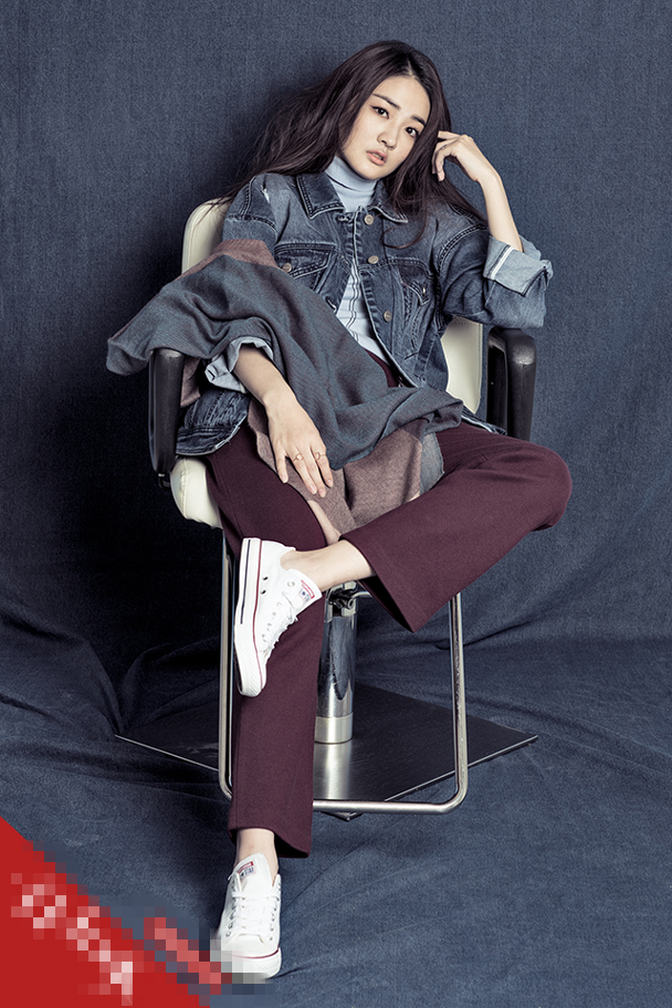 徐璐穿衣搭配帆布鞋 上演复古摇滚青年