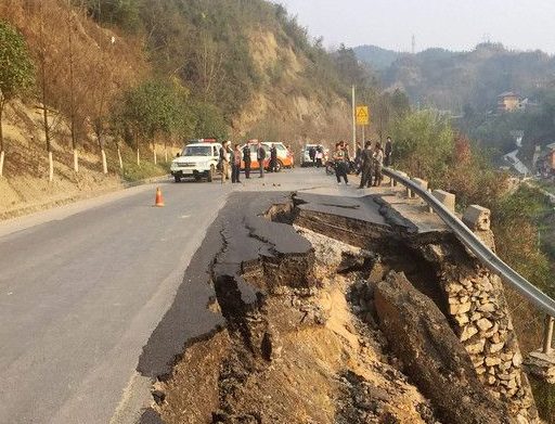 贵州308省道突然坍塌 导致交通中断