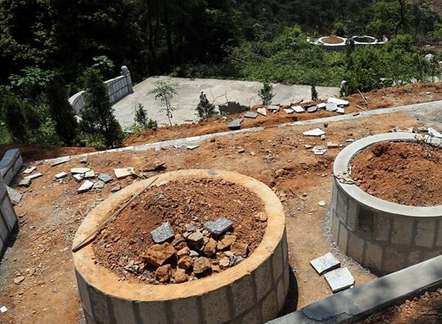 广西桂林4a景区内建造上百座"活死人墓"