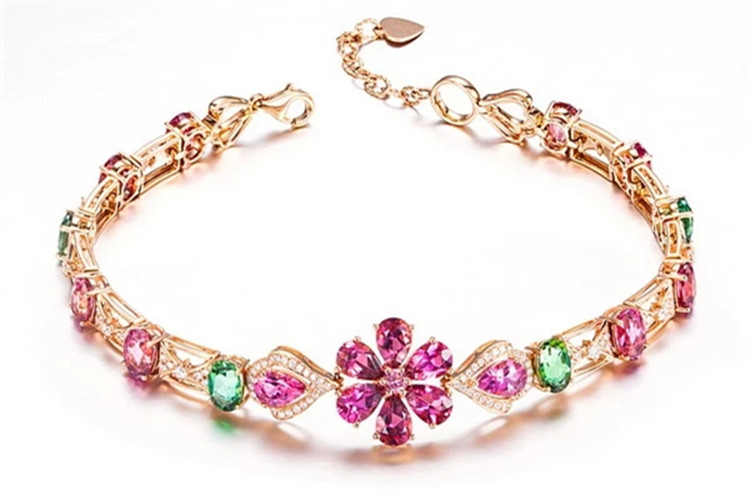 伟德bv1946官网婚礼戴冠日常戴链：DR千金冠让“高定珠宝”走进生活每一刻