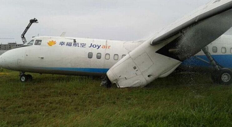 据悉该机型为新舟60,起落架,发动机和机翼都有折断.