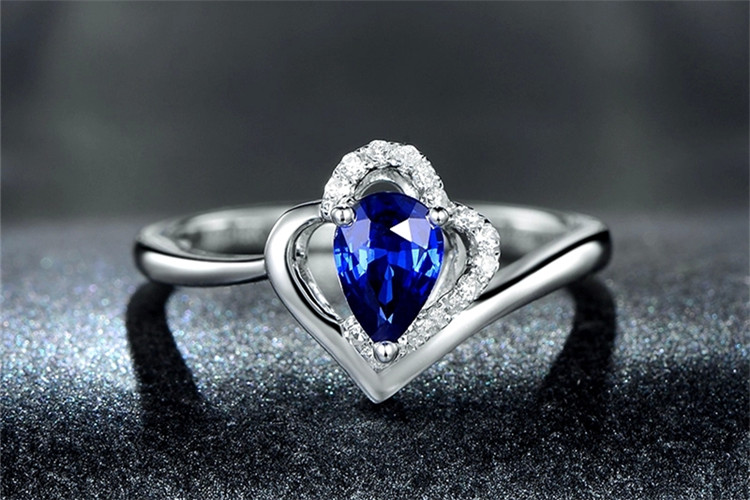 米莱珠宝白18k金0.65克拉蓝宝石钻石戒指_珠宝图片