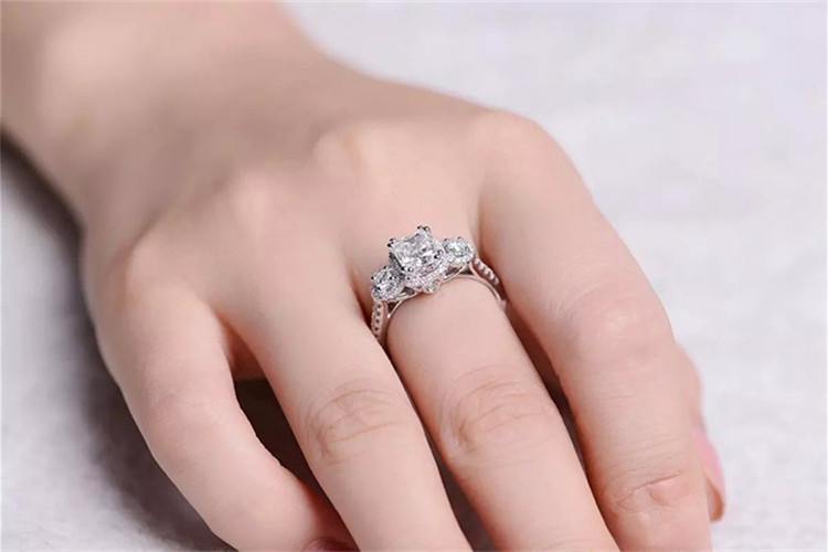 佐卡伊珠宝白18k金垫形钻石戒指