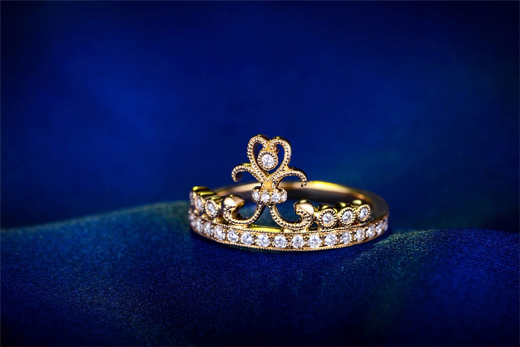 佐卡伊珠宝白18k金奢华皇冠钻石戒指_珠宝图片