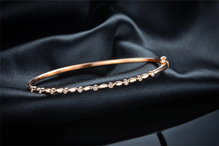 佐卡伊珠宝白18k金结婚定制钻石手镯_珠宝图片