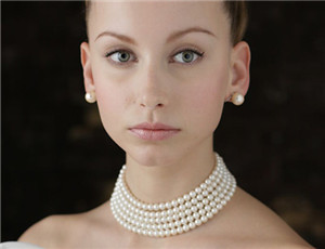 伟德bv1946官网-新年必戴的安可拉红珍珠首饰18岁到80岁都会为它心动