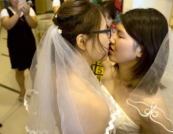 女同婚纱_女同婚纱照(3)