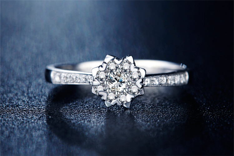 珂兰钻石白18k金2.5克拉爱绽放钻石戒指_珠宝图片