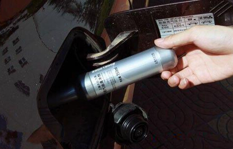 汽油添加剂不仅不省油还有副作用 车主应慎购