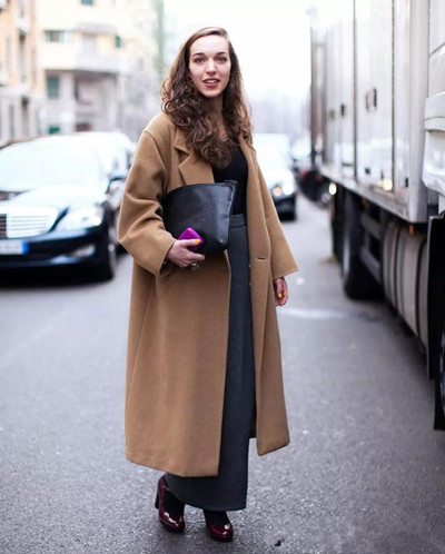 秋冬服装流行趋势示范 超长款大衣配上阔腿裤