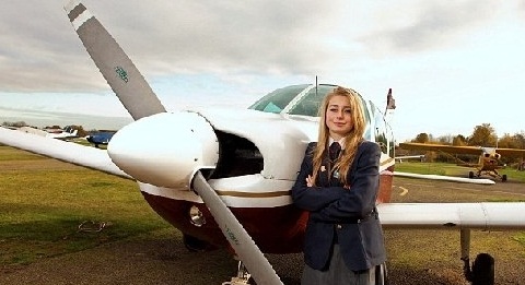 英国16少女独自驾驶私人飞机飞2000英尺高空