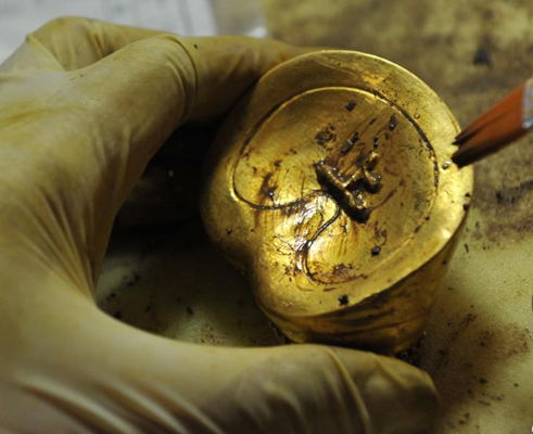 海昏侯墓清理金器 马蹄金刻有"上中下"