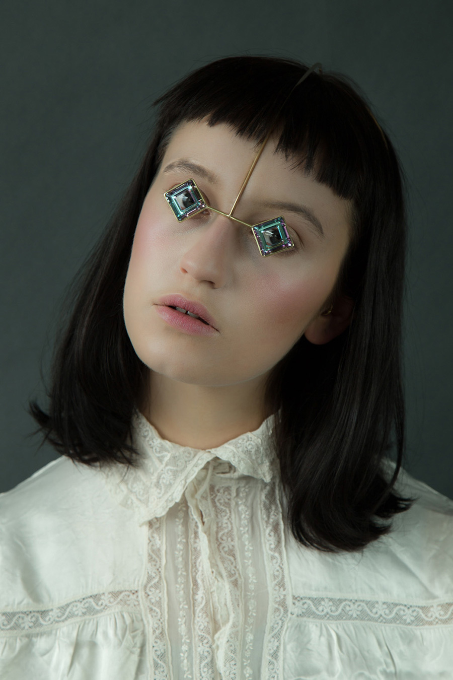 日本29岁女设计师推出"脸上珠宝"配饰