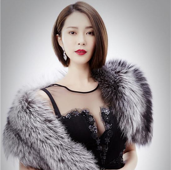 "晶女郎"胡然皮草搭配珠宝高冷性感