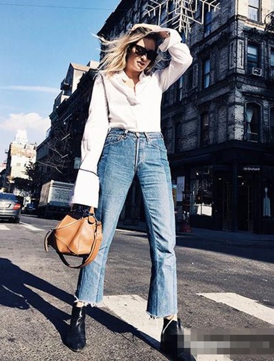 内衣配牛仔裤_朴正允紧身内衣牛仔裤