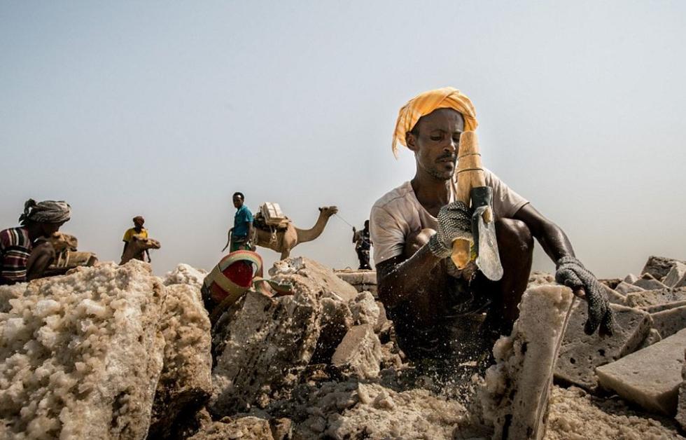 非洲挖盐工在地狱入口工作 昼夜温差超过100度