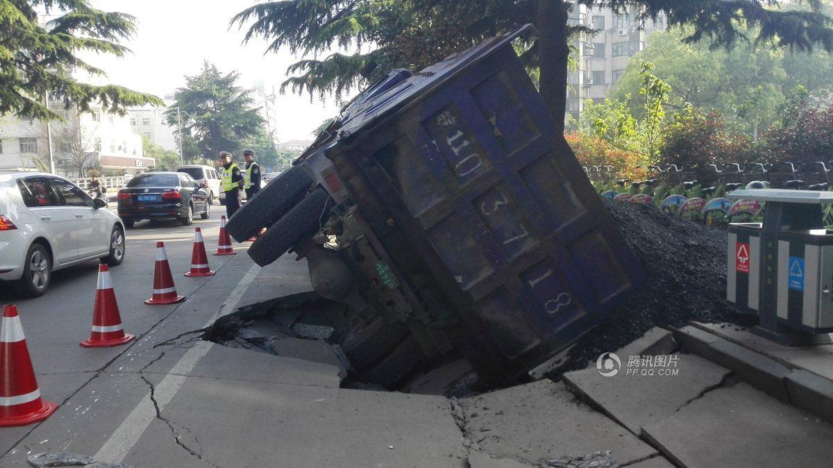 江苏丹阳街道现大坑"咬"翻沥青车 所幸未造成伤亡-第2页