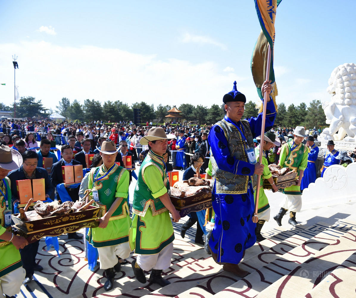 内蒙古10万人春祭成吉思汗 场面宏大
