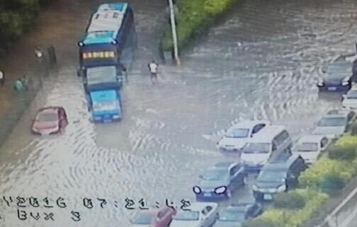 直击深圳遇强暴雨:皮划艇运送上班市民