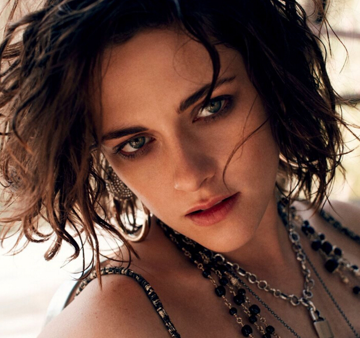 暮光女小k登法国杂志封面 配饰炫酷攻气十足