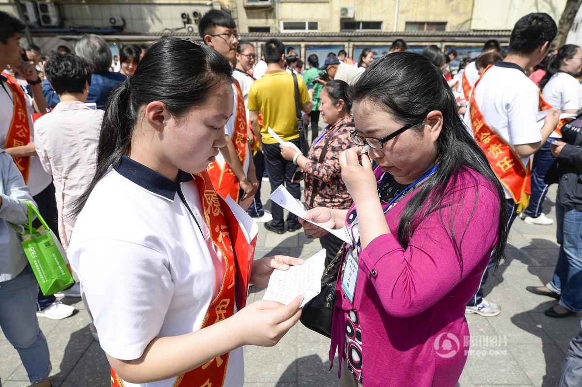 太原百名中学生捧宪法成人宣誓 场面温馨动人