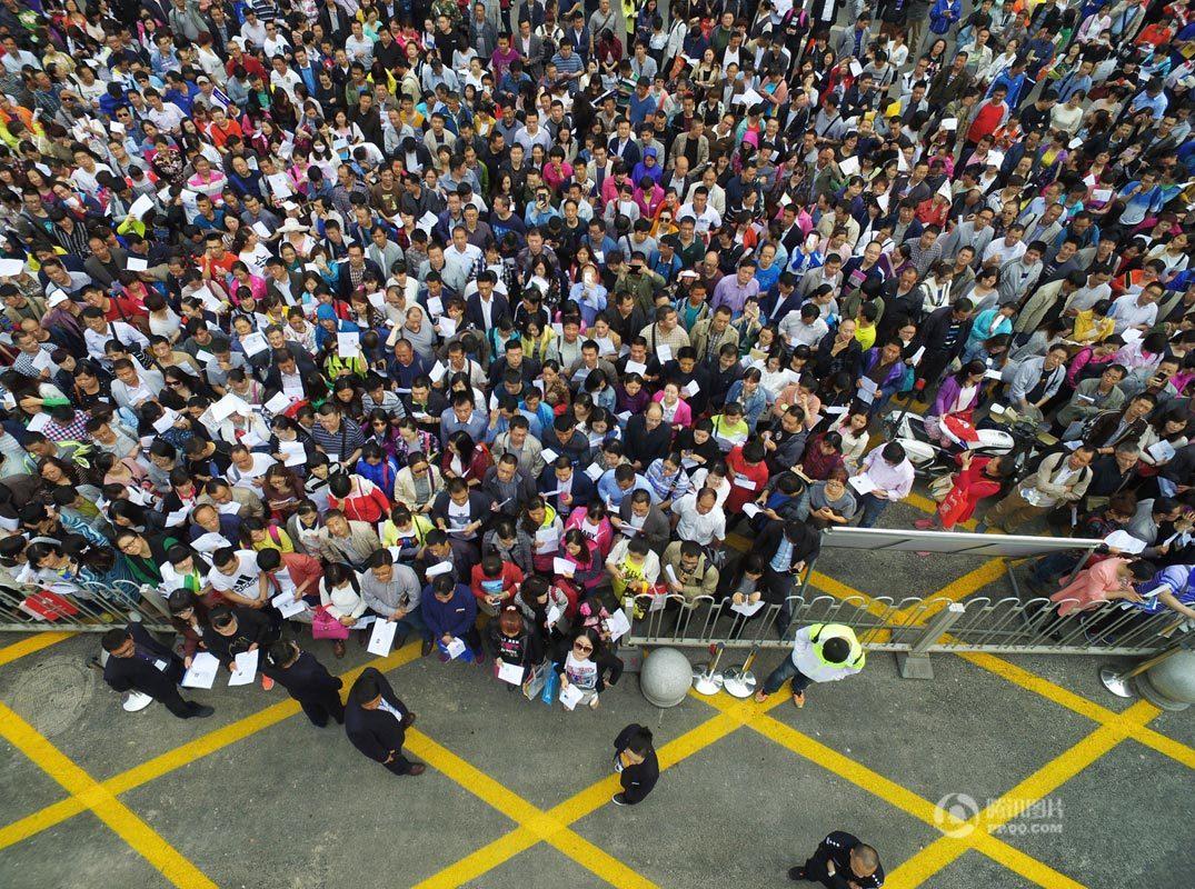 们进入学校,在学校操场按编号排队等候考完试按编号列队出来的孩子