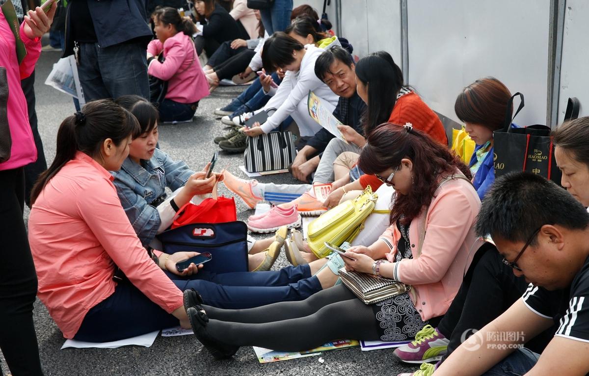 西安小升初考试场面壮观 场内场外简直太拼