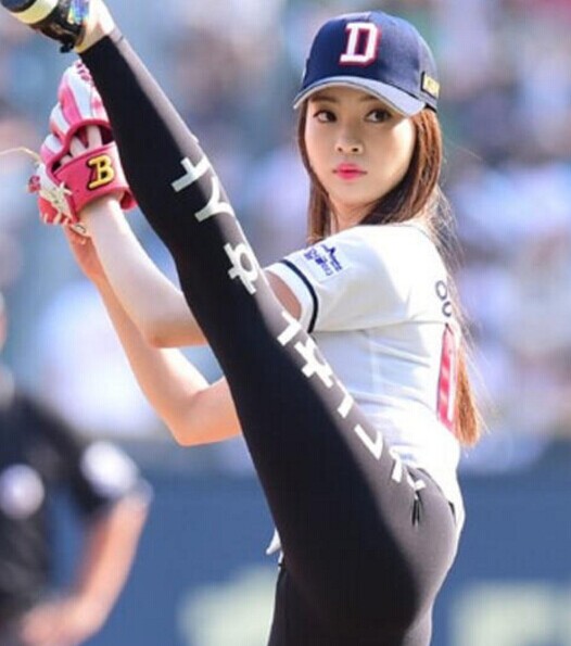 姿势棒!韩女星棒球赛大劈叉开球 浑圆翘臀吸睛
