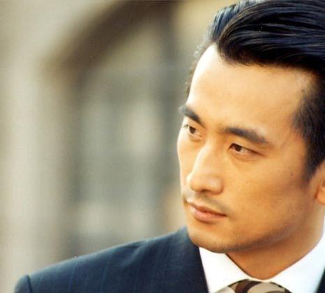 毕业于美国新泽西州立大学经济学的车仁表不顾父亲的反对,选择了演员