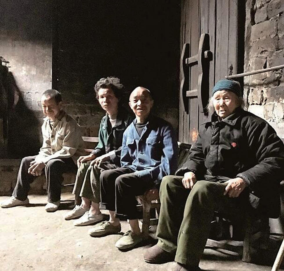 2016年4月25日,湖北省通山县,孟阿香老太太和她的三个智障儿子.