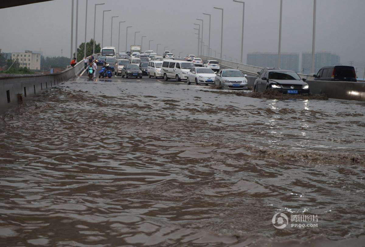 郑州暴雨下"瘫"城市 高架桥变"海-第3页