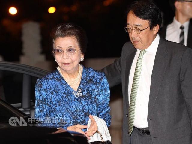 日本政坛教母安倍洋子与蔡英文观看演出互动