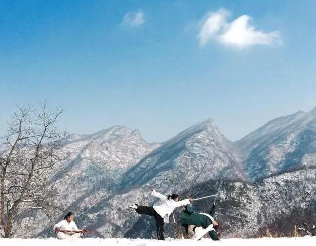 男子带妻女隐居武当深山 过隐士生活