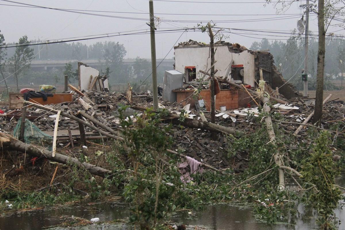 摘要:江苏省盐城市阜宁县突遭强冰雹,龙卷风双重灾害袭击.