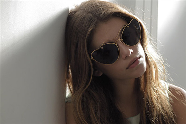 缪缪释出最新Scenique奢侈品眼镜广告大片