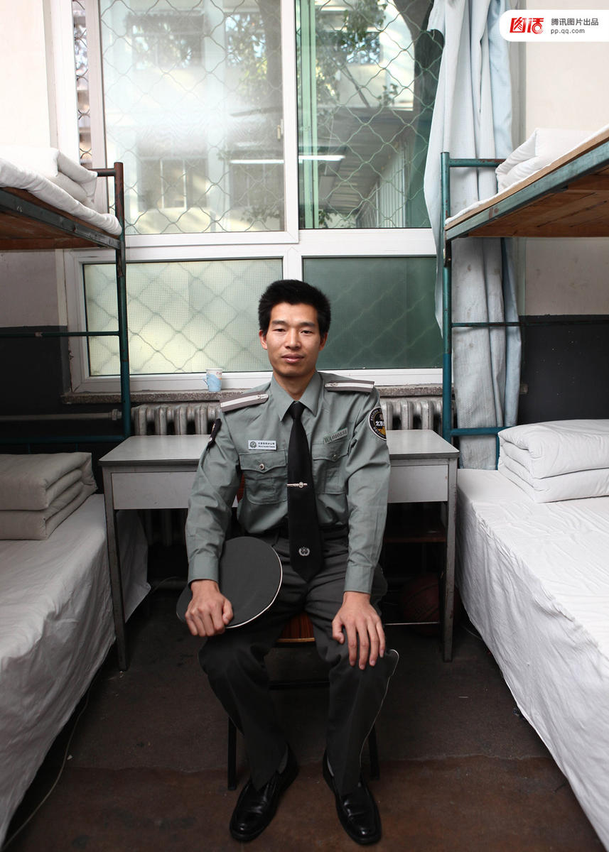 北大保安甘相伟通过成人高考考上北大中文系,并修完本科课程,还凭借着