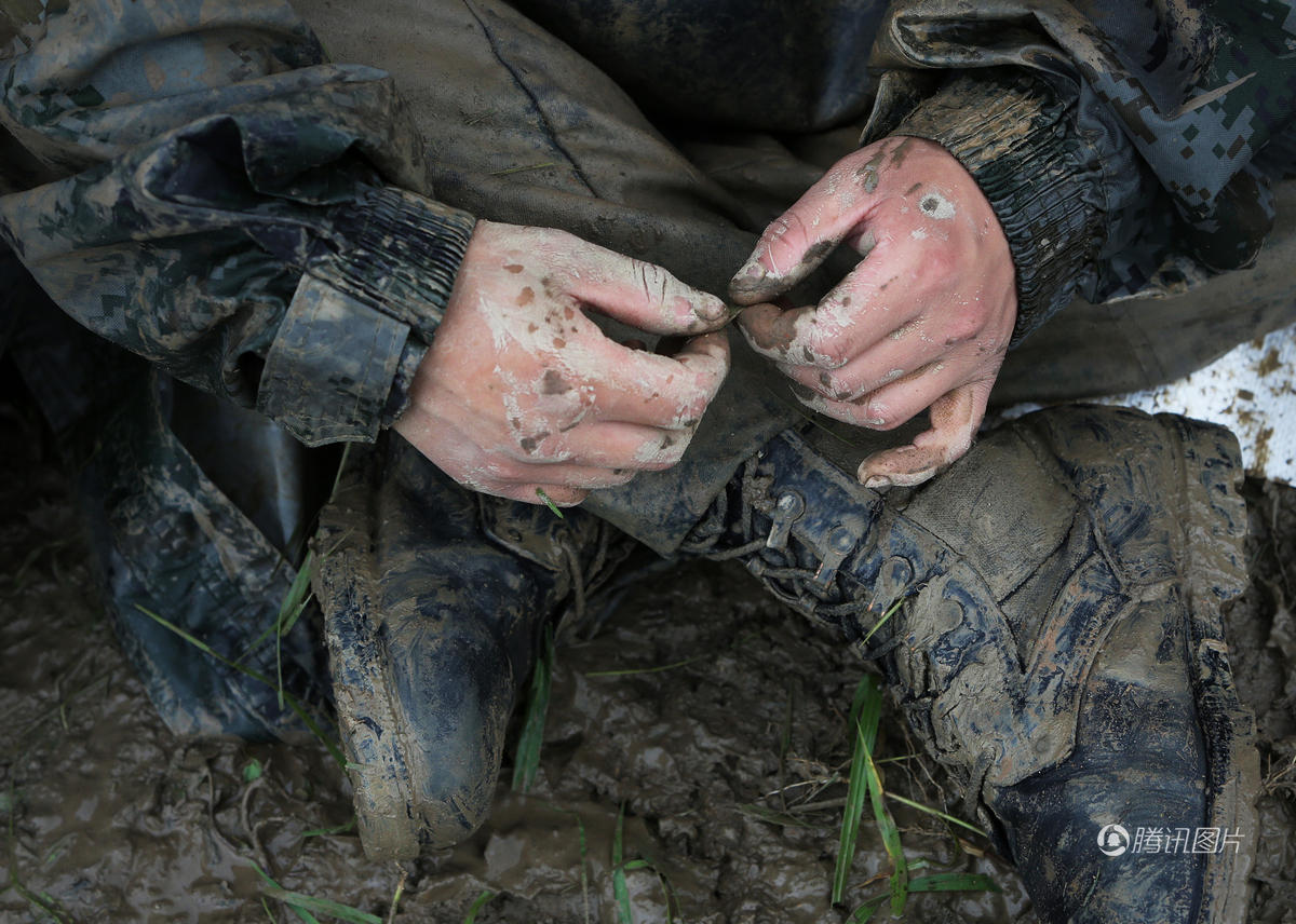 衣服鞋子全部湿透.