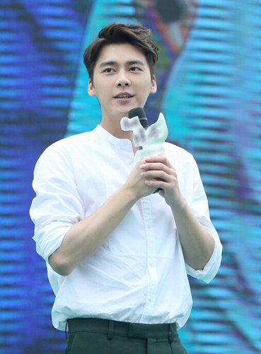 李易峰现身广州 网上帮办信用卡提防有诈