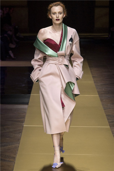 服装品牌于巴黎高定时装周发布 atelier versace 2016秋冬高级定制