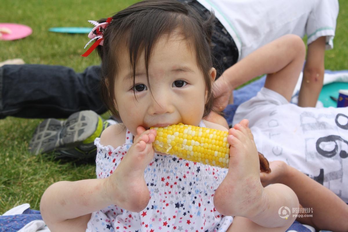 无臂女童被美国夫妇收养 整个人生过程都是用脚完成