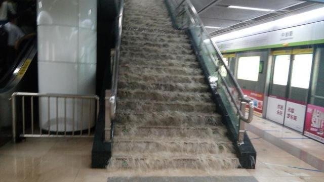 武汉暴雨楼梯变瀑布图片