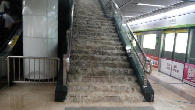 武汉暴雨地铁站内如"瀑布" 武汉全城被暴雨肆虐