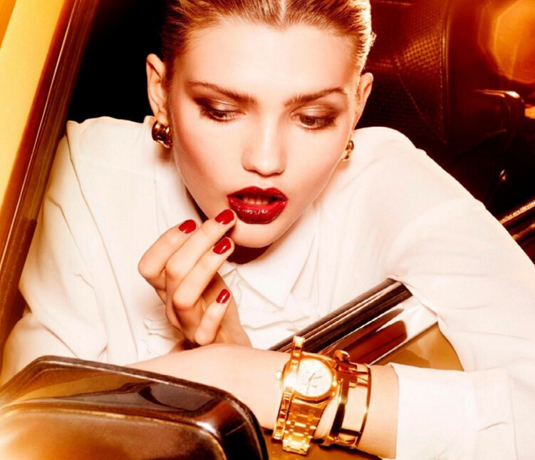 模特为杂志拍大片 豹纹黄金珠宝加身"壕"气冲天