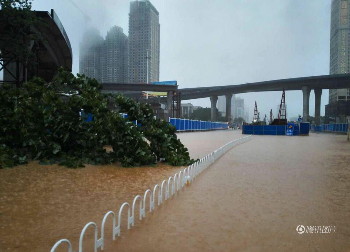 武汉暴雨地铁站内如瀑布 武汉全城被暴雨肆虐