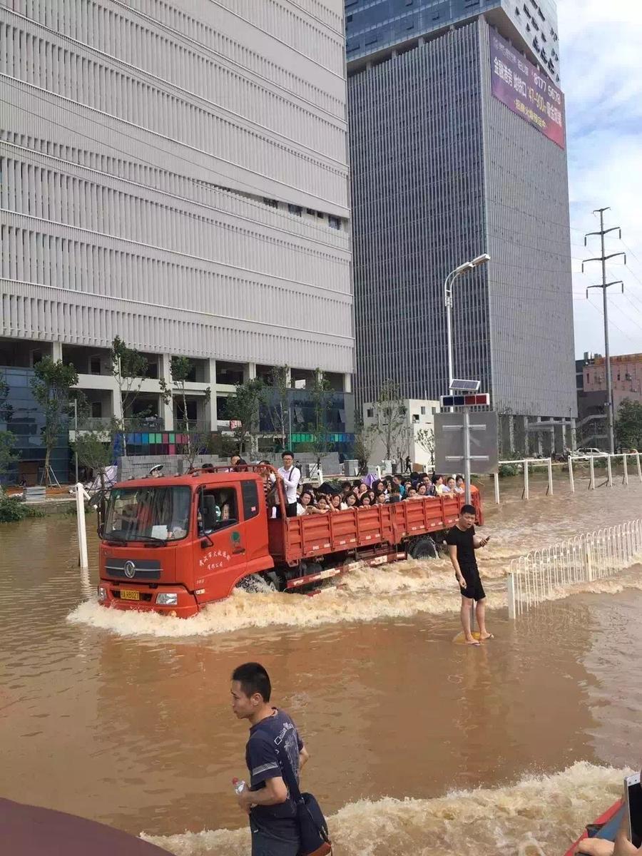 光谷金融港也是武汉大暴雨后内涝较为严重的地方,截止今日上午7点40分