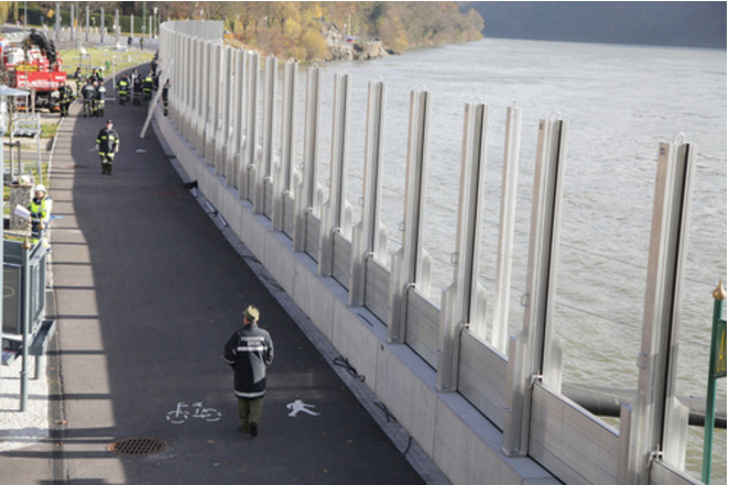 当时,一家总部在英国的防洪企业解释了"防洪墙"到底是怎么运作的.