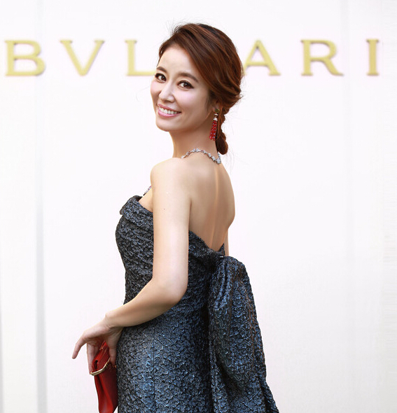 林心如完美演绎宝格丽珠宝经典瞬间 简直美呆了!