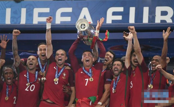 摘要:【欧洲杯西班牙夺冠】2016法国欧洲杯决赛在法兰西大球场打响